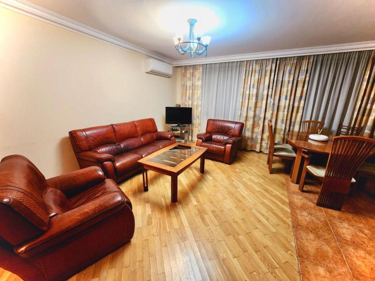 Family Spacious 3 Bedroom Apartment In The Middle Of City Center, Next To North Avenue Erevan Exterior foto