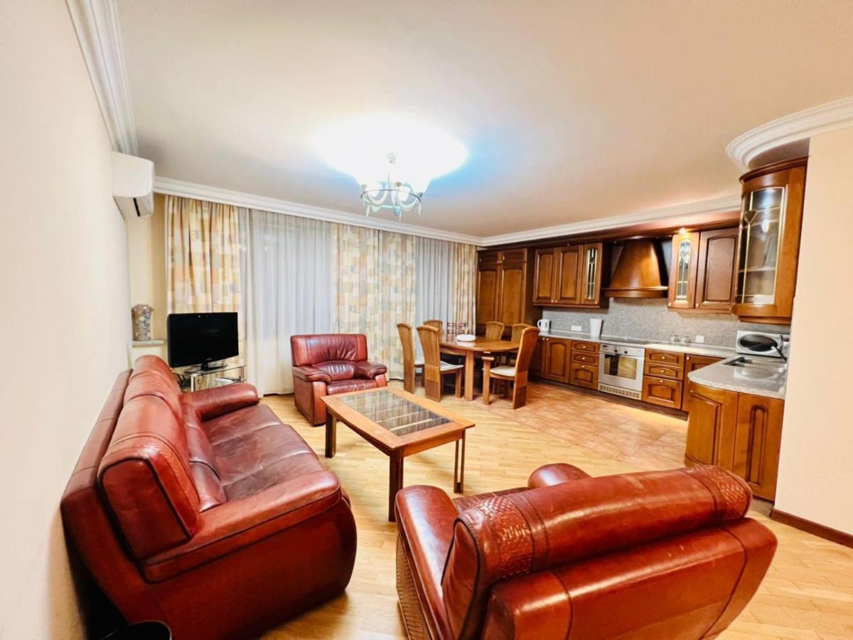 Family Spacious 3 Bedroom Apartment In The Middle Of City Center, Next To North Avenue Erevan Exterior foto