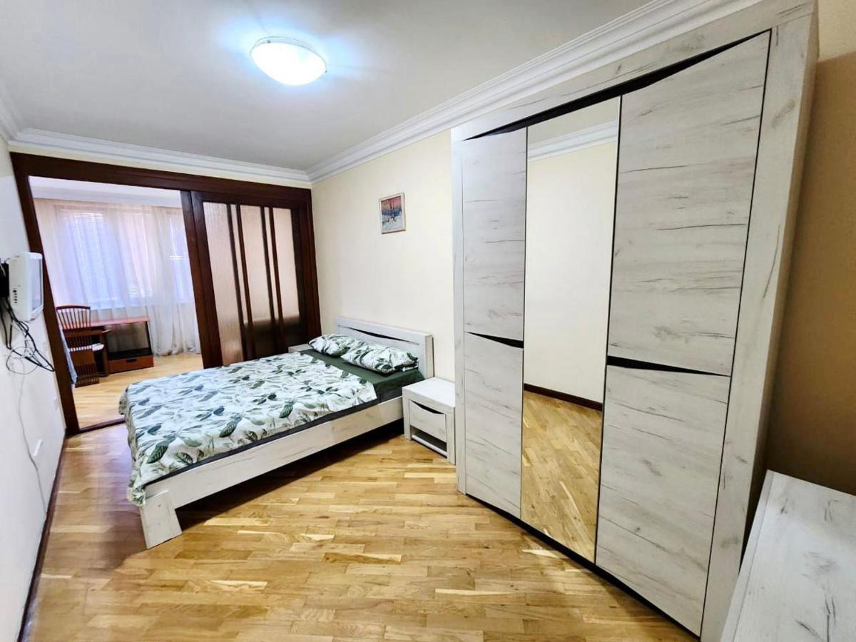 Family Spacious 3 Bedroom Apartment In The Middle Of City Center, Next To North Avenue Erevan Exterior foto