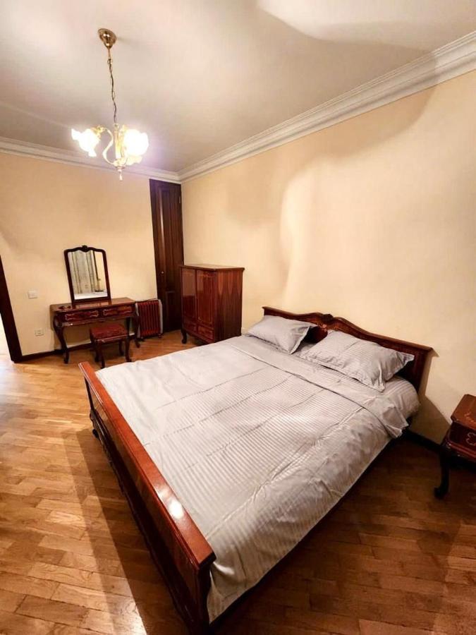 Family Spacious 3 Bedroom Apartment In The Middle Of City Center, Next To North Avenue Erevan Exterior foto